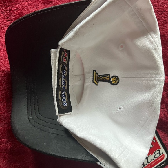 Lakers hat and magazine. Hat is new in box but has smudge on lid as pictured. - Picture 5 of 10